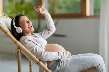 une femme enceinte chante