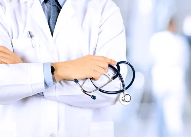 Médecin en blouse blanche