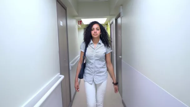Sarah, jeune patiente avec deux prothèses de hanche