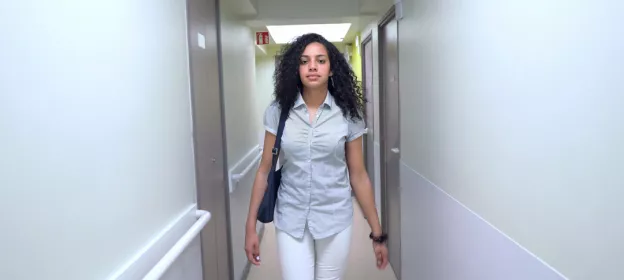 Sarah, jeune patiente avec deux prothèses de hanche